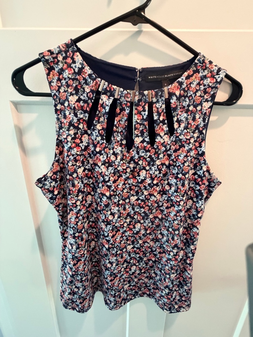 White House Black Market Floral Blouse Small Sleeveless Navy Top Metal Detail